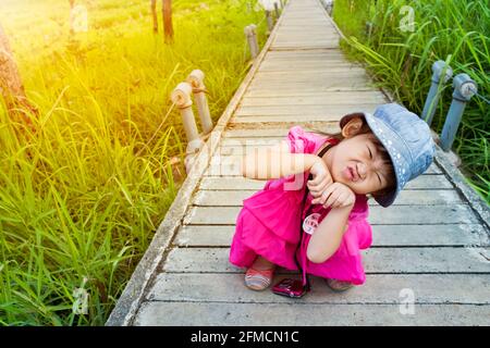 Verspielte asiatische Mädchen mit Kamera im Nationalpark. Entzückendes Kind, das sich tagsüber bei hellem Sonnenlicht im Freien entspannt, reist im Urlaub. Positiv Stockfoto