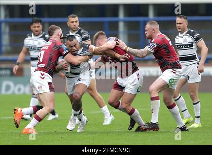 Mahe Fonua von Hull FC (zweite links) wurde von Jackson Hastings von Wigan Warriors (links) während des Viertelfinalmatches des Betfred Challenge Cup im Emerald Headingley Stadium, Leeds, angegangen. Bilddatum: Samstag, 8. Mai 2021. Stockfoto