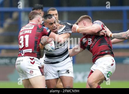 Hull FC's Mahe Fonua (Mitte) wurde von Jackson Hastings von Wigan Warriors (links) während des Viertelfinalmatches des Betfred Challenge Cup im Emerald Headingley Stadium, Leeds, angegangen. Bilddatum: Samstag, 8. Mai 2021. Stockfoto