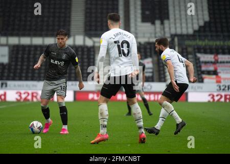 DERBY, GROSSBRITANNIEN. MAI. Josh Windass von Sheffield am Mittwoch auf dem Ball während des Sky Bet Championship-Spiels zwischen Derby County und Sheffield am Mittwoch im Pride Park, Derby am Samstag, 8. Mai 2021. (Kredit: Pat Scaasi, Mi News) Kredit: MI Nachrichten & Sport /Alamy Live Nachrichten Stockfoto