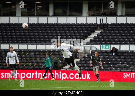 DERBY, GROSSBRITANNIEN. MAI. Nathan Byrne von Derby County räumt den Ball während des Sky Bet Championship-Spiels zwischen Derby County und Sheffield am Mittwoch im Pride Park, Derby, am Samstag, den 8. Mai 2021. (Kredit: Pat Scaasi, Mi News) Kredit: MI Nachrichten & Sport /Alamy Live Nachrichten Stockfoto