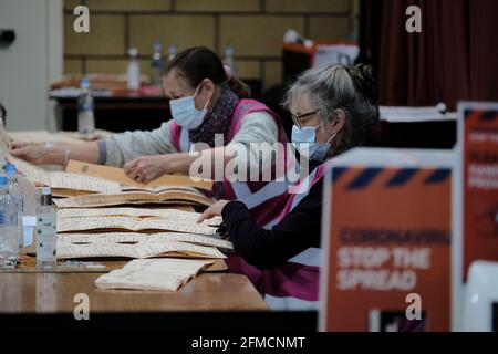 Kelso, Großbritannien. 08.Mai.2021. Parlamentswahl in Schottland 2021 Midlothian South, Tweeddale und Lauderdale, Wahlkreis Count, Kelso, Großbritannien. Die Zählung findet am Samstag, 08. Mai, im Border Events Center, Springwood Showground, Kelso statt 2021 NÜTZLICHE FAKTEN Midlothian South, Tweeddale und Lauderdale Gesamtzahl der Wahlberechtigten für den Wahlkreis - 65,033 Anzahl der Wahllokale - 44 Anzahl der Wahlurnen - 154 aus Wahllokalen plus Poststimmkästen abwesende Wähler (Post- und Postvollmacht) - 15,625 Stimmrechtsvertreter - 187 * Stimmrechtszahlen ab 27. April um 17:00 Uhr. Kandidaten Scottish Green Party - Do Stockfoto