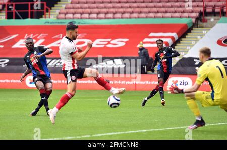 Christian Benteke von Crystal Palace erzielt beim Premier League-Spiel in der Bramall Lane, Sheffield, das Eröffnungstor. Bilddatum: Samstag, 8. Mai 2021. Stockfoto