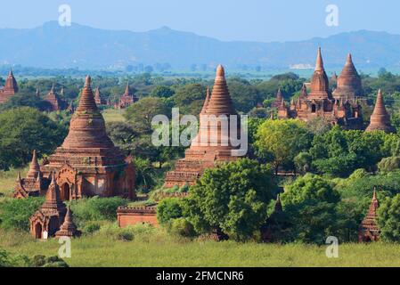 Sonnige Landschaft mit alten buddhistischen Tempeln von Bagan. Birma Stockfoto