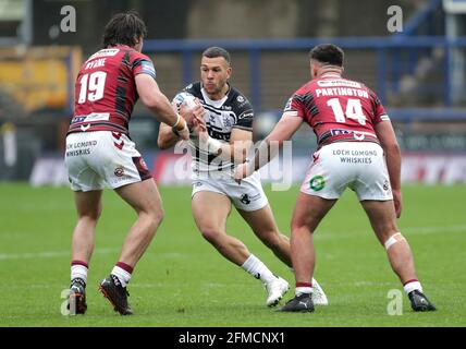 Carlos Tuimavave (Mitte) von Hull FC wurde von Liam Byrne von Wigan Warriors (links) und Oliver Partington (rechts) beim Viertelfinalspiel des Betfred Challenge Cup im Emerald Headingley Stadium, Leeds, angegangen. Bilddatum: Samstag, 8. Mai 2021. Stockfoto