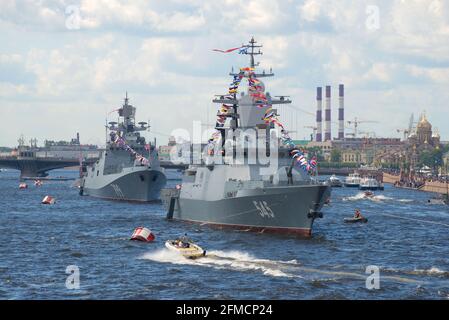 ST. PETERSBURG, RUSSLAND - 30. JULI 2017: Russische Kriegsschiffe "Stoiky" und "Admiral Makarov" im Wassergebiet des Flusses Newa während der Feier von N Stockfoto