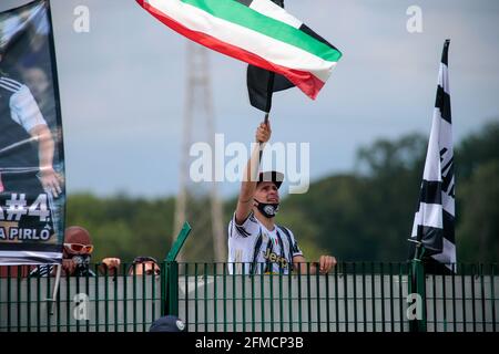 Vinovo, Italien. Mai 2021. Juventus Women Supporters during the Women's Ital Championship, Serie A Timvision Football match between Juventus and Napoli on May 8, 2021 at Juventus Training Center in Vinovo, Italy - Photo Nderim Kaceli / DPPI / LiveMedia Credit: Independent Photo Agency/Alamy Live News Stockfoto