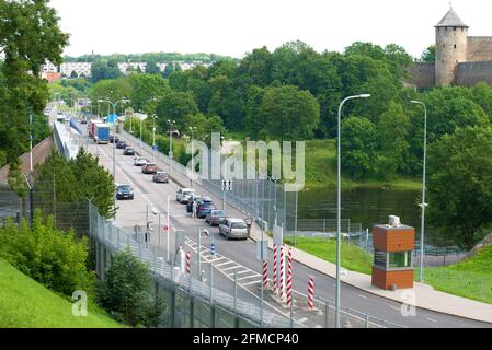 NARVA, ESTLAND - 12. AUGUST 2017: Autos in der Schlange auf der Freundschaftsbrücke. Überquerung der estnisch-russischen Grenze Stockfoto