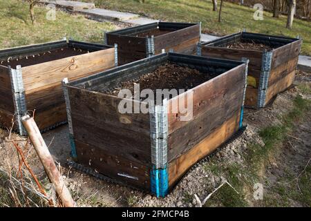 Hochbetten für Gemüseanpflanzung mit Palettenkragen. Permakultureller Gartenbau Stockfoto