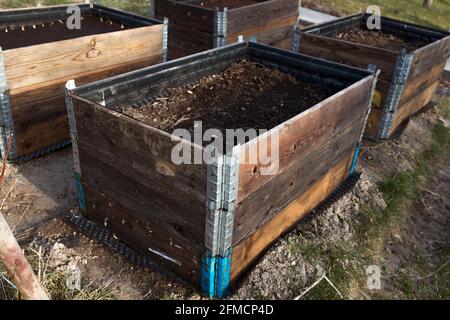 Hochbetten für Gemüseanpflanzung mit Palettenkragen. Permakultureller Gartenbau Stockfoto