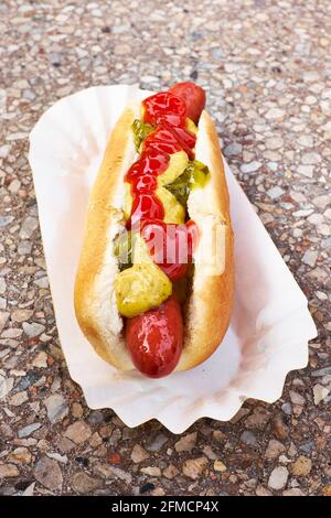 Frischer Hot Dog mit Ketchup und Senf auf Papiertablett Stockfoto