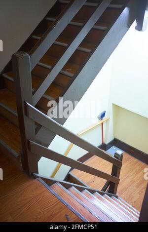 Blick nach unten auf die Treppe im alten abgenutzten Bürogebäude Stockfoto