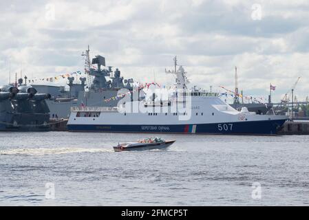 RUSSLAND, SANKT PETERSBURG - 02. JULI 2017: Grenzschutzschiff 'Predanny' auf der Maritime Defense Show Stockfoto