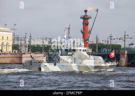 SANKT-PETERSBURG, RUSSLAND - 30. JULI 2017: Aussaat-Boot vom Typ "Grachonok" nimmt an der Militärparade zu Ehren des Navy Day Teil Stockfoto