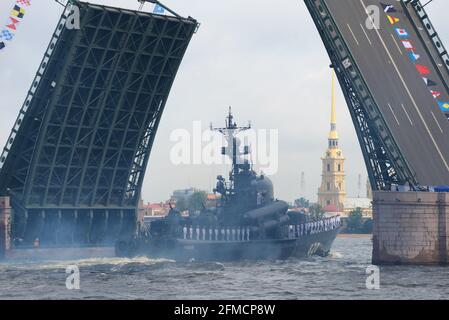 ST. PETERSBURG, RUSSLAND - 30. JULI 2017: Das große Raketenboot 'Tschuwaschien' (ehemals 'R-2') passiert die gezogene Palastbrücke. Militärparade zu Ehren von N Stockfoto