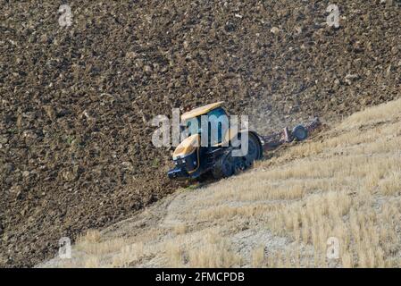 TOSKANA, ITALIEN - 23. SEPTEMBER 2017: Der Raupentraktor Challenger MT765D pflügt an einem sonnigen Septembernachmittag auf einem Hügel Stockfoto