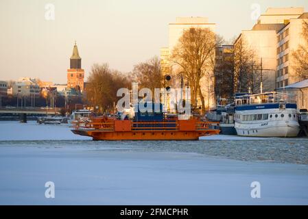 TURKU, FINNLAND - 23. FEBRUAR 2018: Alte Fähre 'Fiori' auf dem Fluss Aura in der Februardämmerung Stockfoto