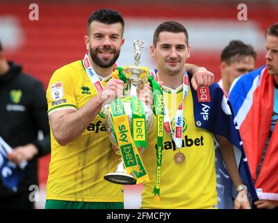 Grant Hanley von Norwich City (links) und Kenny McLean posieren mit der Trophäe nach dem Spiel der Sky Bet Championship im Oakwell Stadium, Barnsley. Bilddatum: Samstag, 8. Mai 2021. Stockfoto