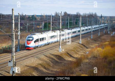 REGION LENINGRAD, RUSSLAND - 10. APRIL 2018: Zweifacher Hochgeschwindigkeitszug EVS1 'Sapsan' auf der Eisenbahnlinie am Apriltag Stockfoto