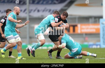 Ollie Devoto von Exeter Chiefs (Mitte) wurde vom Worcester Warriors' Sam Lewis (links) und Ethan Waller während des Spiels der Gallagher Premiership in Sandy Park, Exeter, angegangen. Bilddatum: Samstag, 8. Mai 2021. Stockfoto