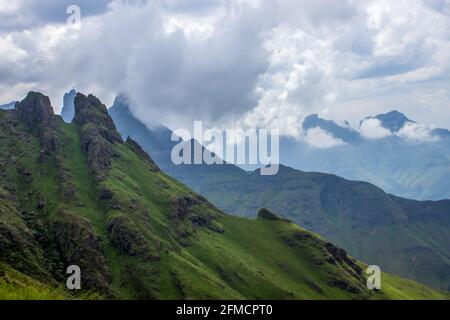 Cleft Peak, einer der Berge der Drakensberg Mountains in Südafrika, mit anderen Basaltgipfeln umgeben von Wolken im Hintergrund Stockfoto