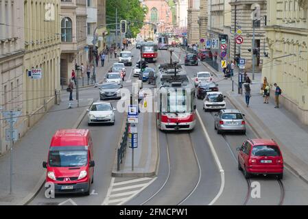 BRNO, TSCHECHISCHE REPUBLIK - 23. APRIL 2018: Verkehr auf der Husova-Straße Stockfoto