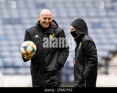 Hampden Park, Glasgow, Großbritannien. Mai 2021. Scottish Cup Football, Dundee United gegen Hibernian; Schiedsrichter Bobby Madden inspiziert den Platz Credit: Action Plus Sports/Alamy Live News Stockfoto