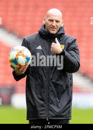 Hampden Park, Glasgow, Großbritannien. Mai 2021. Scottish Cup Football, Dundee United gegen Hibernian; Schiedsrichter Bobby Madden inspiziert den Platz Credit: Action Plus Sports/Alamy Live News Stockfoto