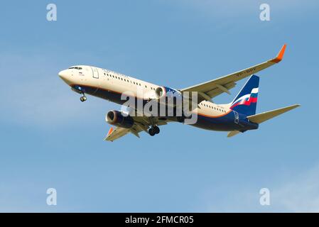 ST. PETERSBURG, RUSSLAND - 08. MAI 2018: Das Boeing 737-800-Flugzeug „Nikolay Roerich“ (VP-BPF) der Aeroflot-Fluggesellschaft vor der Landung auf dem Flughafen Pulkowo Stockfoto