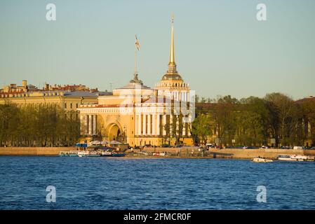 ST. PETERSBURG, RUSSLAND - 12. MAI 2018: Blick auf die Admiralität am Maiabend Stockfoto