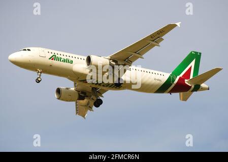 SANKT PETERSBURG, RUSSLAND - 11. JUNI 2018: Airbus A320 (Ei-DSL) von Alitalia auf dem Gleitweg vor der Landung auf dem Flughafen Pulkovo Stockfoto