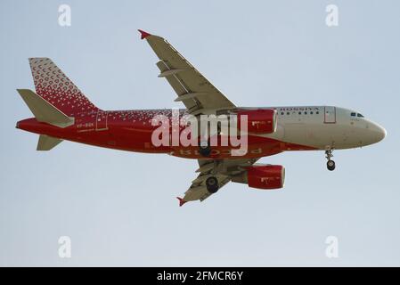 ST. PETERSBURG, RUSSLAND - 08. MAI 2018: Der Airbus A319 'Voronezh' (VP-BQK) von Rossiya Airlines kommt aus nächster Nähe ins Land Stockfoto