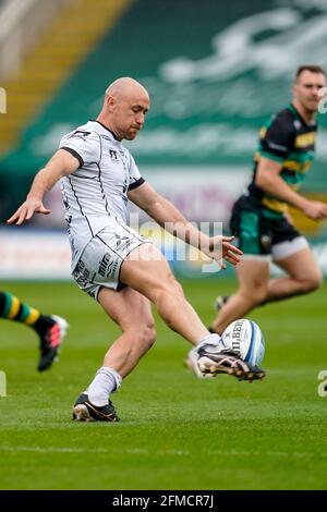 8. Mai 2021; Franklin Gardens, Northampton, East Midlands, England; Premiership Rugby Union, Northampton Saints gegen Gloucester; Willi Heinz aus Gloucester tritt den Ball für die Feldposition Stockfoto