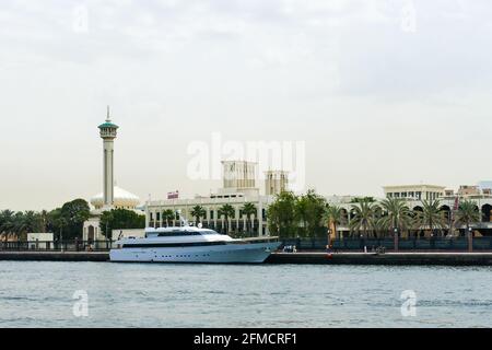 Dubai, Vereinigte Arabische Emirate, 12. April 2019. Luxuriöses Boot vor der Al Farooq Moschee Stockfoto