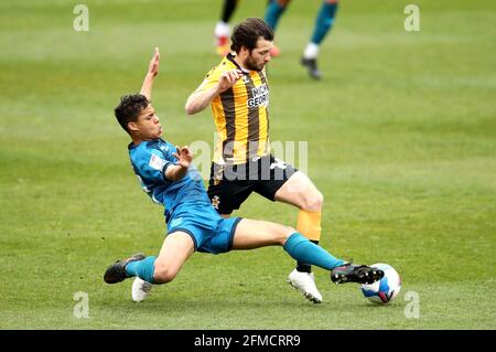 Evan Khouri von Grimsby Town (links) und Wes Hoolahan von Cambridge United kämpfen im zweiten Spiel der Sky Bet League im Abbey Stadium in Cambridge um den Ball. Bilddatum: Samstag, 8. Mai 2021. Stockfoto