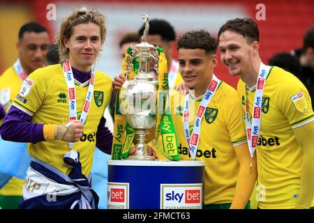 Todd Cantwell (links), Max Aarons (Mitte) und Kieran Dowell während des Sky Bet Championship-Spiels im Oakwell Stadium, Barnsley, von Norwich City. Bilddatum: Samstag, 8. Mai 2021. Stockfoto