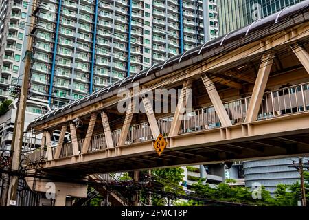 Raue schmutzige Ecken und Flächen in der Metropole Bangkok in Thailand. Stockfoto