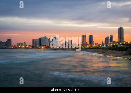 Tel Aviv, Skyline der Stadt Israel am Ufer des Mittelmeers in der Abenddämmerung. Stockfoto