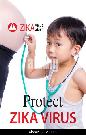 Zika-Virus. Konzept über Zika Schwangerschaft Angst medizinische und Virus Gefahr. Asiatisches Kind, das den Bauch der Schwangeren mit Stethoskop untersucht, Junge wirkt Stockfoto