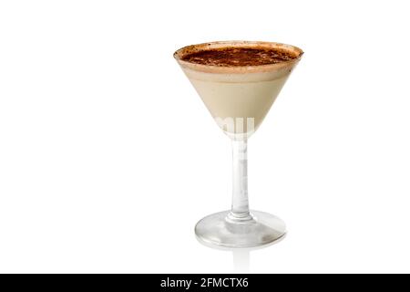 Cognac Alexander Cocktail mit Creme de Cacao in martiniglas Isoliert auf Weiß Stockfoto