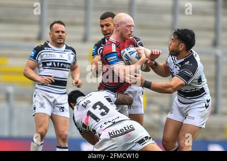 Liam Farrell (12) von Wigan Warriors wird von Ligi angegangen Sao (13) und Carlos Tuimavave (3) vom FC Hull Stockfoto