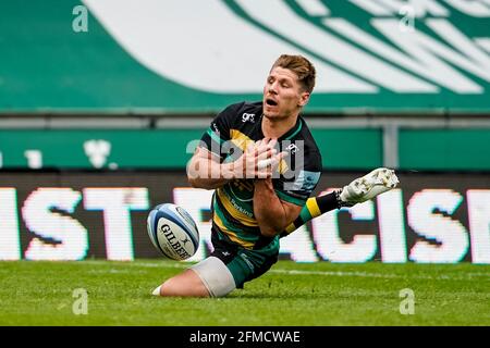 8. Mai 2021; Franklin Gardens, Northampton, East Midlands, England; Premiership Rugby Union, Northampton Saints gegen Gloucester; Piers Francis von Northampton Saints verfehlt den Ball Stockfoto