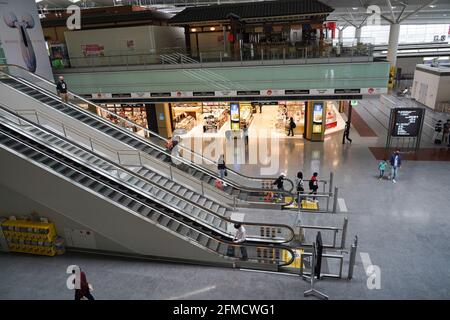 Tokoname, Japan. Mai 2021. Reisende, die Gesichtsmasken tragen, können beim Spaziergang am Chubu Centrair International Airport Terminal beobachten. Japan verlängert den Ausnahmezustand bis Ende Mai und verstärkt die Sperrmaßnahmen, da die Zahl der Infektionsfälle im Rahmen einer Coronavirus-Pandemie weiterhin hoch ist. (Foto: Jinhee Lee/SOPA Images/Sipa USA) Quelle: SIPA USA/Alamy Live News Stockfoto