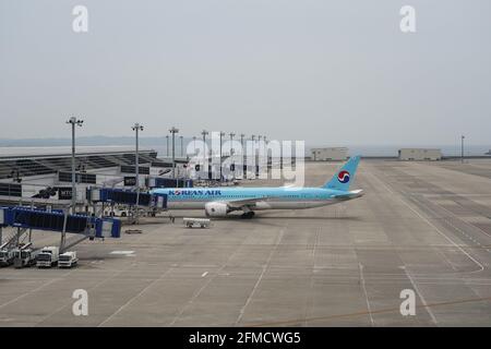 Tokoname, Japan. Mai 2021. Ein koreanisches Luftflugzeug, das auf einem menschenleeren internationalen Flughafen Chubu Centrair gesehen wurde. Japan verlängert den Ausnahmezustand bis Ende Mai und verstärkt die Sperrmaßnahmen, da die Zahl der Infektionsfälle im Rahmen einer Coronavirus-Pandemie weiterhin hoch ist. (Foto: Jinhee Lee/SOPA Images/Sipa USA) Quelle: SIPA USA/Alamy Live News Stockfoto