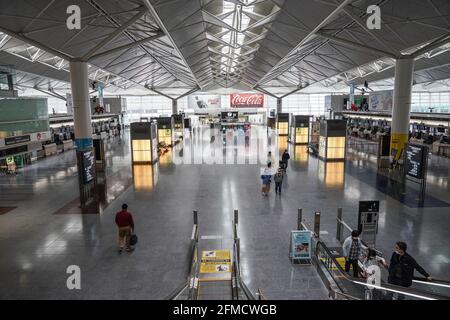 Tokoname, Japan. Mai 2021. Reisende, die Gesichtsmasken tragen, können beim Spaziergang am Chubu Centrair International Airport Terminal beobachten. Japan verlängert den Ausnahmezustand bis Ende Mai und verstärkt die Sperrmaßnahmen, da die Zahl der Infektionsfälle im Rahmen einer Coronavirus-Pandemie weiterhin hoch ist. (Foto: Jinhee Lee/SOPA Images/Sipa USA) Quelle: SIPA USA/Alamy Live News Stockfoto