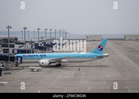 Tokoname, Japan. Mai 2021. Ein koreanisches Luftflugzeug, das auf einem menschenleeren internationalen Flughafen Chubu Centrair gesehen wurde. Japan verlängert den Ausnahmezustand bis Ende Mai und verstärkt die Sperrmaßnahmen, da die Zahl der Infektionsfälle im Rahmen einer Coronavirus-Pandemie weiterhin hoch ist. (Foto: Jinhee Lee/SOPA Images/Sipa USA) Quelle: SIPA USA/Alamy Live News Stockfoto