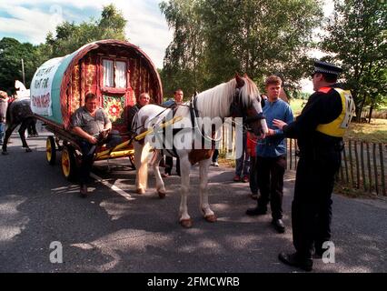 EINE EINSAME ZIGEUNERKARAWANE SEP 2000], DIE DURCH HORSMONDEN GEZOGEN WURDE, DAS AUSTRAGUNGSORT DES ALTEN PFERDEMESSE WAR UND IN DIESEM JAHR VERBOTEN WURDE. ZIGEUNER UND DEMONSTRANTEN NAHMEN AN DER PARADE DURCH DAS DORF KENT TEIL, UM GEGEN DAS VERBOT ZU DEMONSTRIEREN. ZIGEUNER VERHANDELN DIE PARADE MIT DER POLIZEI AM RANDE DES DORFES. 10.10.00 PIC: JOHN VOOS Stockfoto