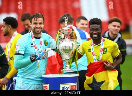 Oakwell, Barnsley, England - 8. Mai 2021 Tim Krul Torwart von Norwich City und Alexander Tettey von Norwich City mit der Meisterschaft Trophäe nach dem Spiel Barnsley gegen Norwich City, Sky Bet EFL Championship 2020/21, in Oakwell, Barnsley, England - 8. Mai 2021 Kredit: Arthur Haigh/WhiteRoseFotos/Alamy Live News Stockfoto