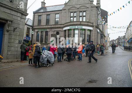 Cornwall, Großbritannien. Mai 2021. Helston CornwallFlora Day 8-04-2021, die Polizei hat die kleine Menschenmenge, die sich im Stadtzentrum von Helston versammelt hatte, genau im Auge.Kredit: kathleen white/Alamy Live News Kredit: kathleen white/Alamy Live News Stockfoto