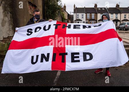 Roots Hall, Southend on Sea, Essex, Großbritannien. Mai 2021. Im Fußballverein Southend United, der aus der zweiten Liga in den Status einer anderen Liga abgesetzt wurde, findet ein Protest statt. Die Fans beschuldigen den Vorsitzenden Ron Martin, dass er sich auf die Entwicklung von Roots Hall in Wohnungen und einen Umzug in ein geplantes neugebautes Stadion auf Fossetts Farm auf Kosten des Teams konzentriert hat. Unterstützer befürchten, dass Roots Hall ohne Garantie für ein neues Zuhause entwickelt werden könnte, was die Zukunft des Clubs riskiert. Besucher Newport County wetteifern um einen Play-off-Platz Stockfoto